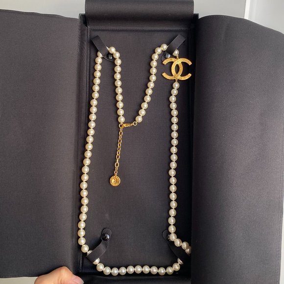 CHANEL 23A ICONIC BIG GOLD CC LOGO PEARL NECKLACE BUTTON CHARM - Picture 12 of 12